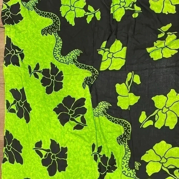 ❤️2/$30❤️Aloha Hawaiien Black Green Flower pattern 100% Rayon Scarf Wrap Shawl - Picture 2 of 3